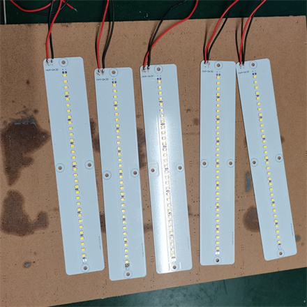 開(kāi)發(fā)燈條LED燈DC40-60V輸入，可以實(shí)現(xiàn)電池電壓變化時(shí)由亮到暗的調(diào)節(jié)，監(jiān)控電池的電量多少