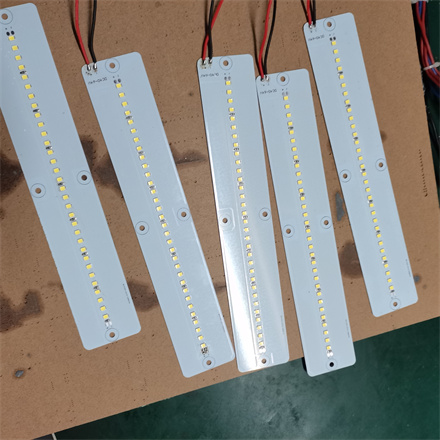 開發(fā)燈條LED燈DC40-60V輸入，可以實現(xiàn)電池電壓變化時由亮到暗的調節(jié)，監(jiān)控電池的電量多少