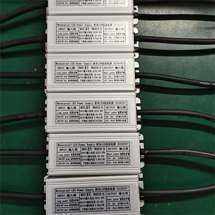 輸入電壓：DC12-24V   電流：0.95A±3%驅(qū)動(dòng)輸出電壓：30-42V 40W